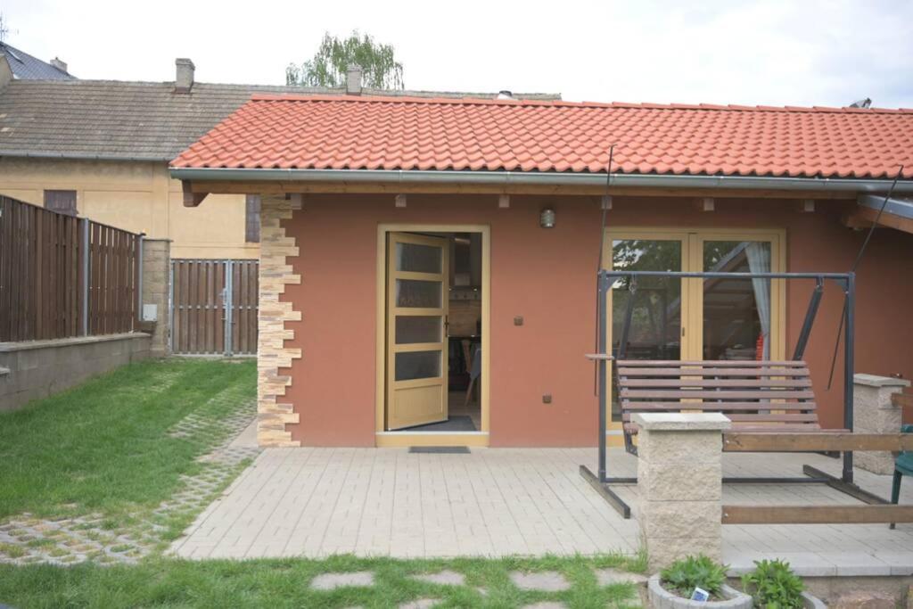 Utulny Domek V Zahrade V Unhosti Nedaleko Letiste Esterno foto